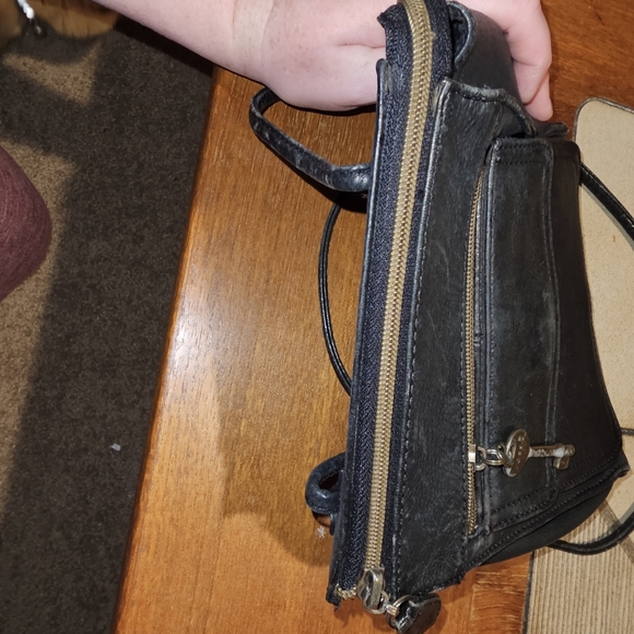 Vintage Fossil Black Leather Crossbody purse - Picture 5 of 10